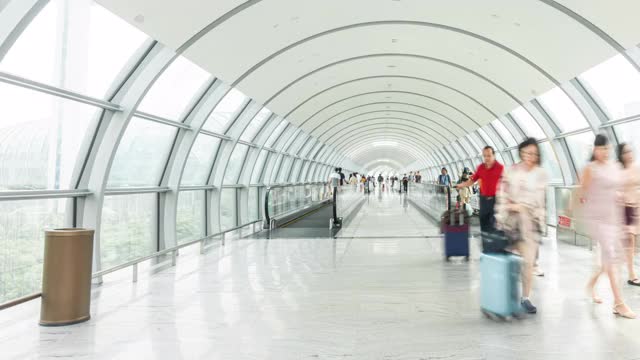 4K延时镜头:右平移在新加坡樟宜机场出发航站楼拥挤的旅客高峰时段视频下载