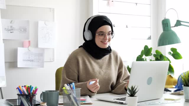 中东妇女戴着头巾和眼镜在办公室进行在线商务会议视频素材