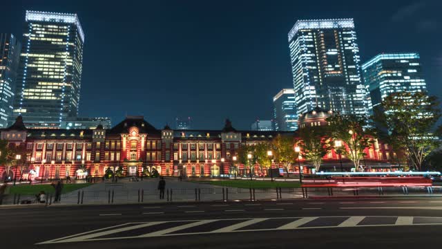 4K延时拍摄:在东京火车站附近，高峰时段，步行游客人群和汽车交通的夜景视频下载