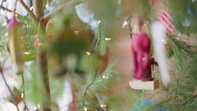 各种圣诞树装饰品挂在树上视频素材