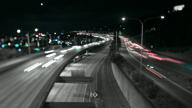 西雅图I-5交通时间推移夜间倾斜移位视频素材