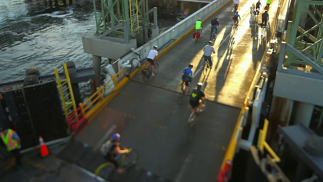 西雅图轮渡下自行车倾斜移位视频素材