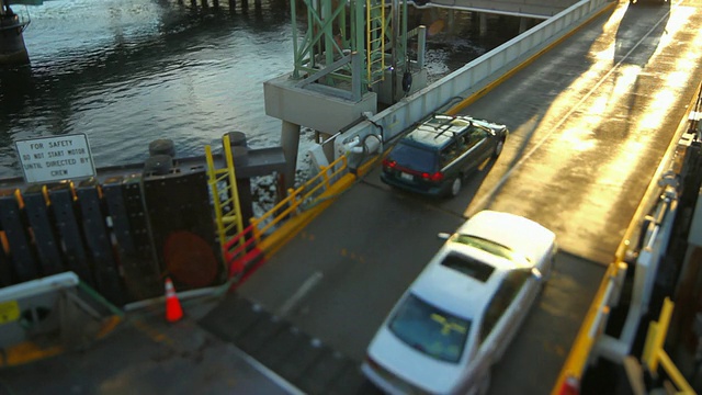 西雅图渡轮上的汽车倾斜移位视频素材
