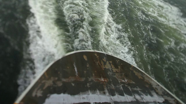 西雅图渡轮乘坐后视图波浪倾斜移位视频素材