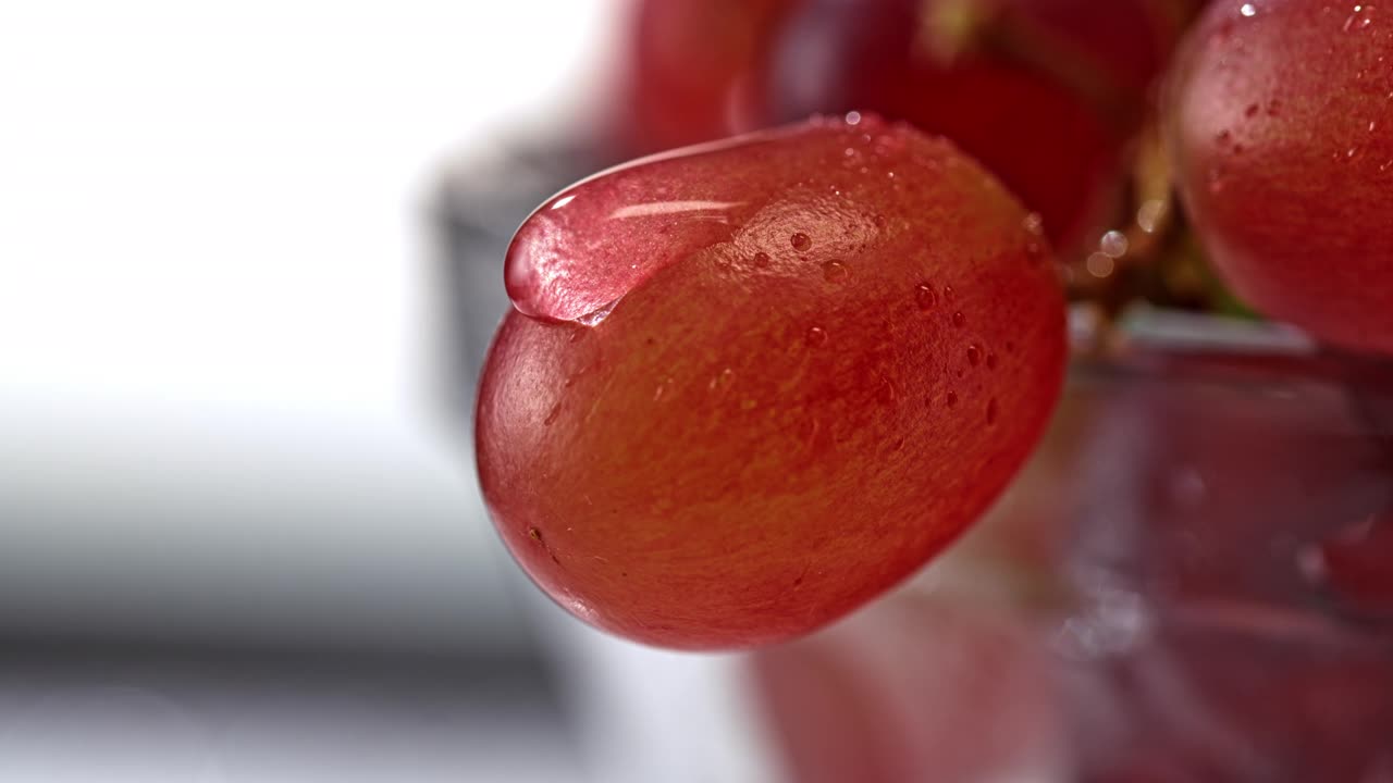 一滴葡萄浆果上的水滴视频素材