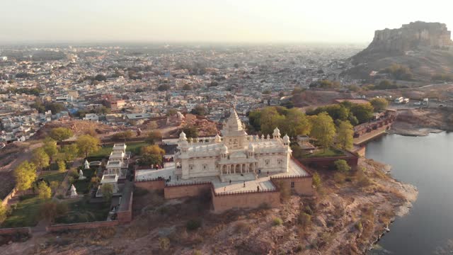 航拍印度焦特布尔前的一座历史石制宫殿。视频下载