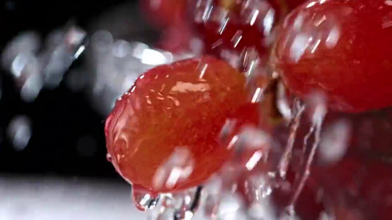 水倒在红色的葡萄浆果上视频素材