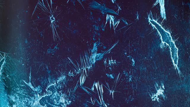 冬季背景-玻璃上的霜冻图案。视频素材