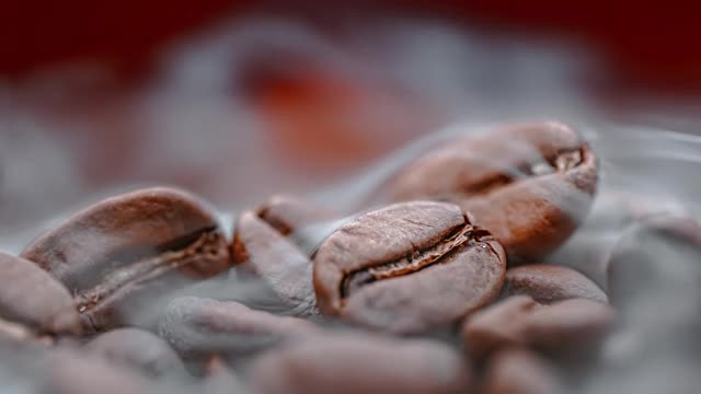 近距离观察咖啡种子。芳香的咖啡豆是由咖啡豆烘烤出来的烟熏出来的。视频素材