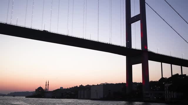 经过伊斯坦布尔的博斯普鲁斯大桥视频素材