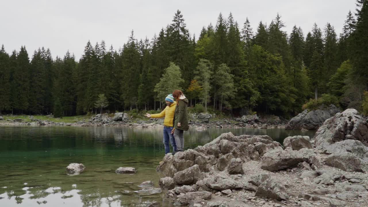 意大利富辛湖的徒步旅行者视频下载