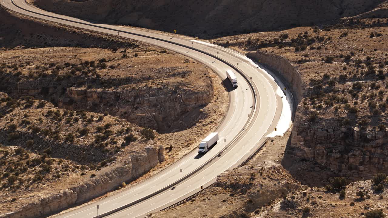 空中拍摄的卡车在I-70在犹他州戏剧性镜头光晕视频下载