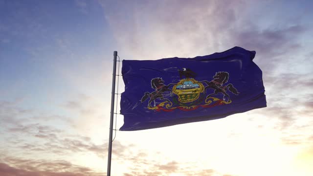 宾夕法尼亚州的国旗在风中飘扬。戏剧性的天空背景。4 k视频素材