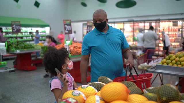 一家人一起在超市买水果——戴口罩视频下载