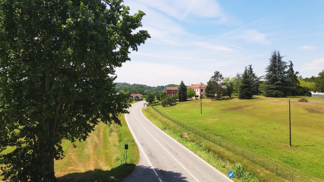 意大利皮埃蒙特Cellarengo的乡村公路和高速公路视频素材