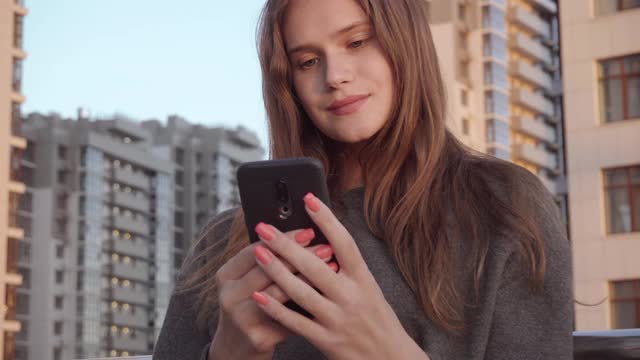 在城市社交网络上使用短信的微笑年轻女子视频素材