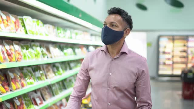 超市员工帮顾客戴口罩视频下载