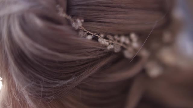 女孩头发上的珠宝视频下载