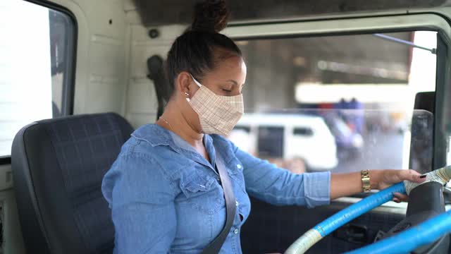 一名女卡车司机戴着面罩的肖像视频下载
