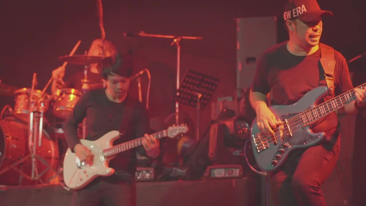 歌手和音乐家，一个摇滚品牌在舞台上表演视频下载