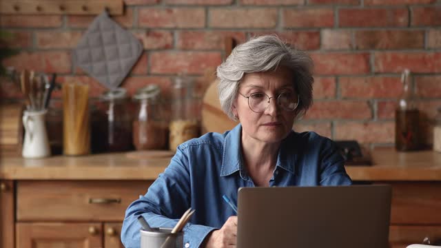 老太太用笔记本电脑读好消息感到喜出望外视频素材