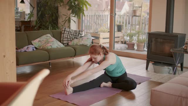 年轻女子在家练习瑜伽视频素材