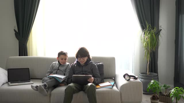 快乐兄弟在家上学。视频素材