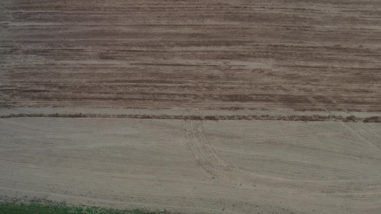 拖拉机在旱地播种作物，空中视频素材