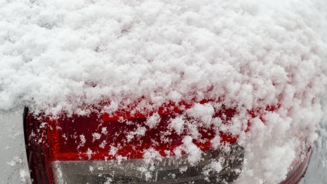 雪下的汽车视频素材