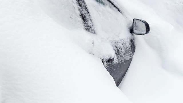 雪下的汽车视频素材