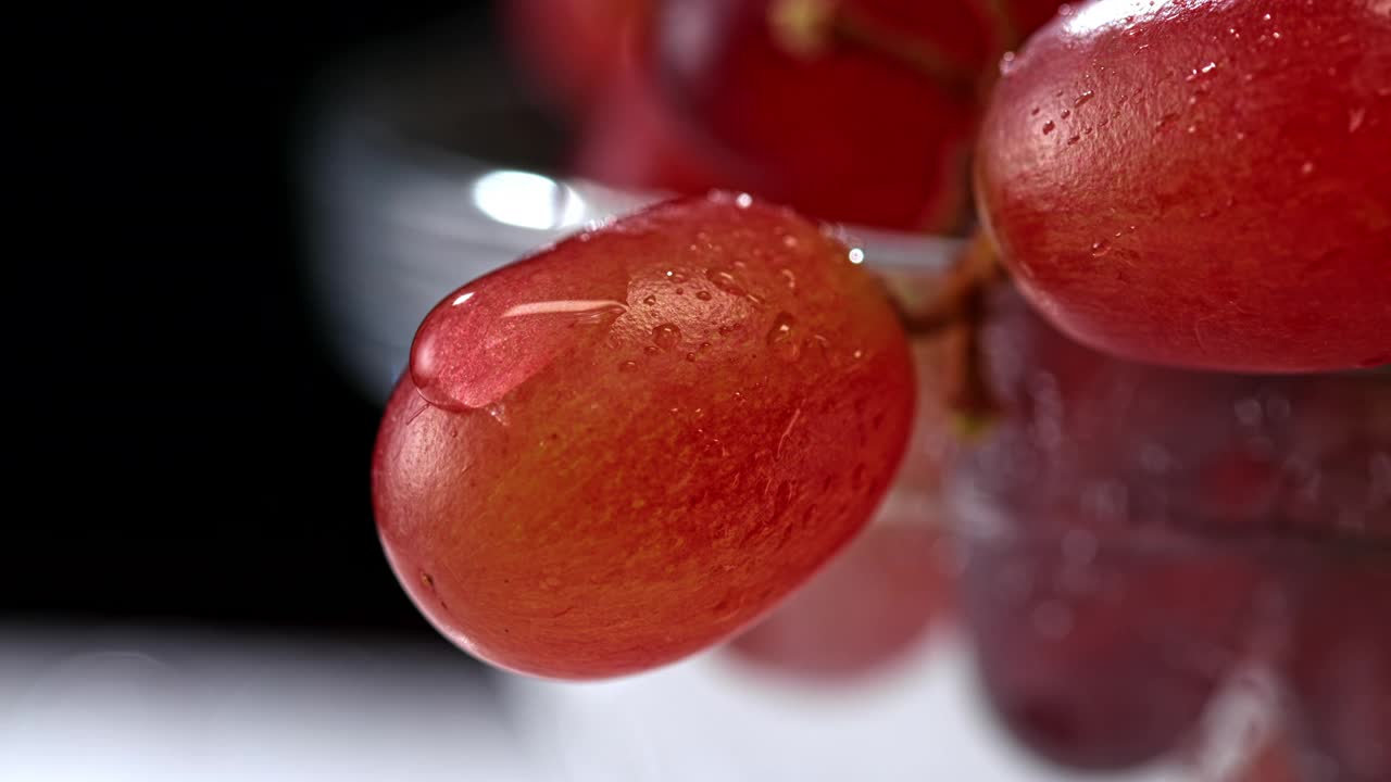 一滴红葡萄浆果上的水滴视频素材