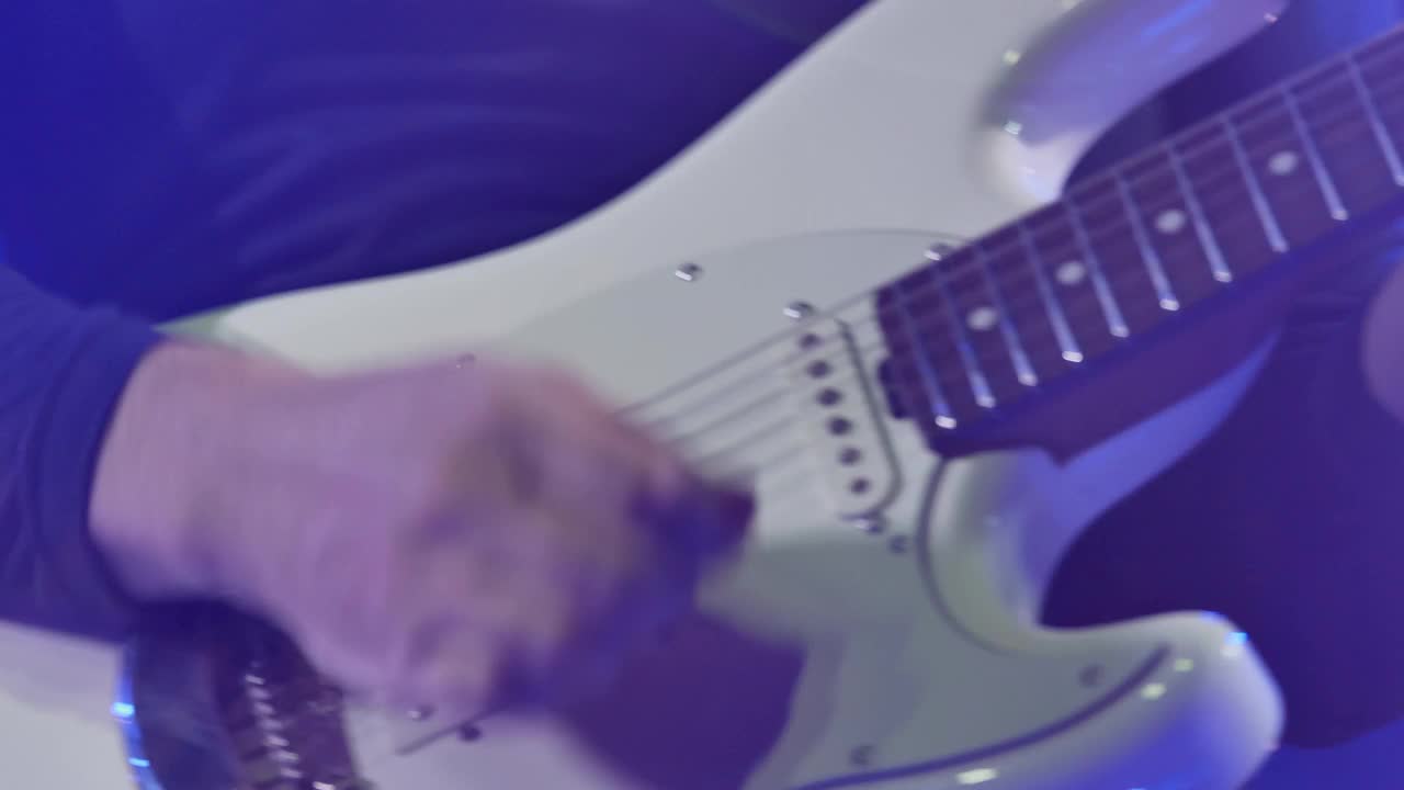 音乐家弹吉他视频素材