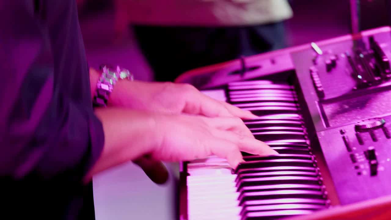 音乐家手弹钢琴视频素材