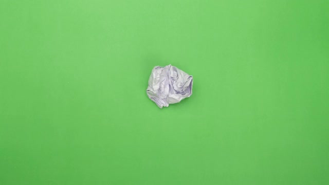 定格动画纸皱成纸球。薄荷绿的背景视频下载