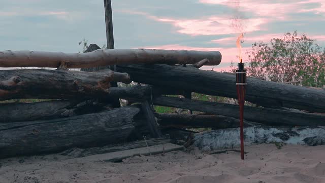 在海滩上燃烧的竹火炬视频素材