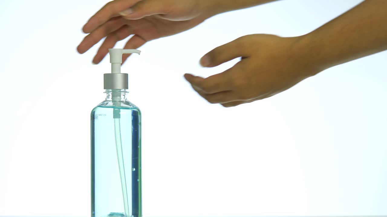 用酒精洗手液洗手可预防细菌和病毒感染视频素材