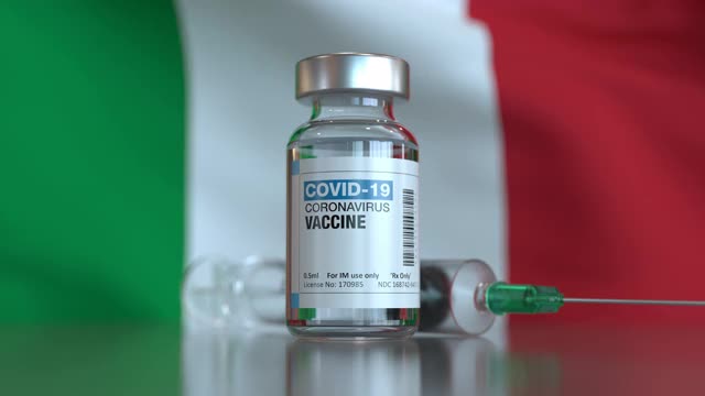 COVID-19疫苗和带有意大利国旗的注射器，可循环使用视频素材