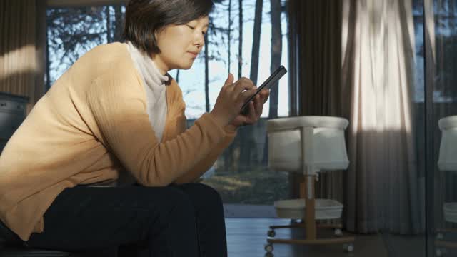 在家里使用智能手机的女人视频素材