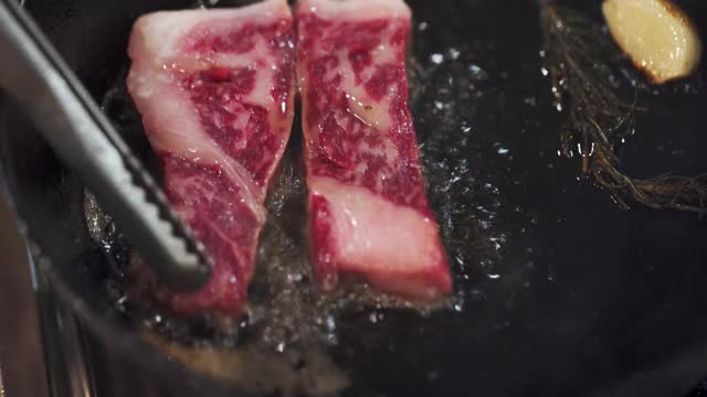 在铸铁煎锅中的牛排视频素材
