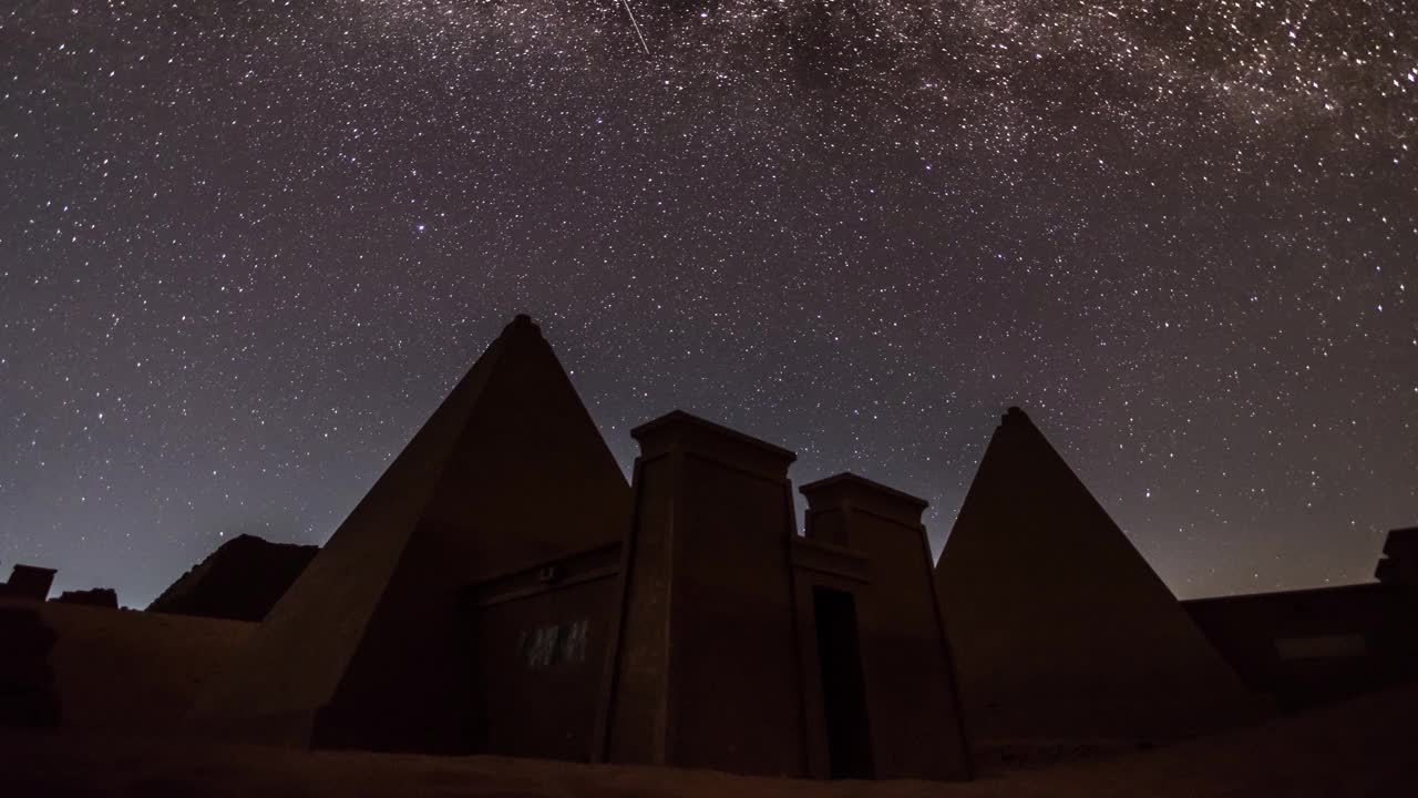 银河系在梅罗金字塔上方移动的时间视频下载