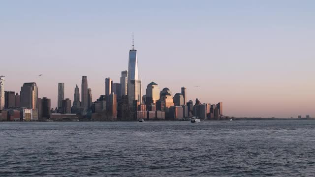 日落时分的曼哈顿市中心天际线/纽约市视频素材