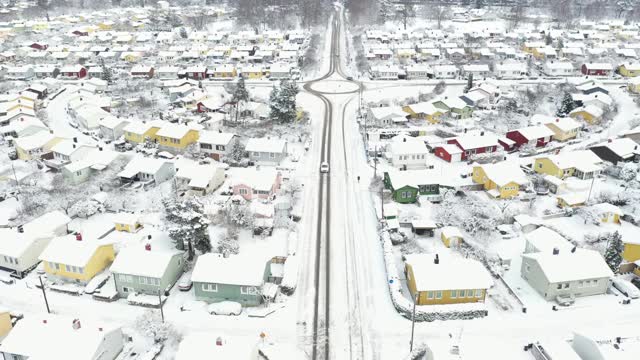 道路穿过住宅区在冬天与雪视频下载