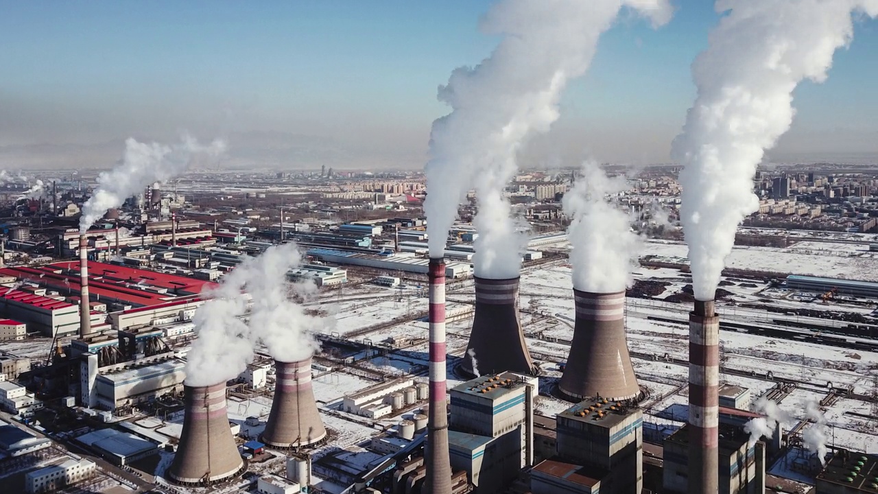 T/L鸟瞰图的钢铁厂工业在冬季视频素材
