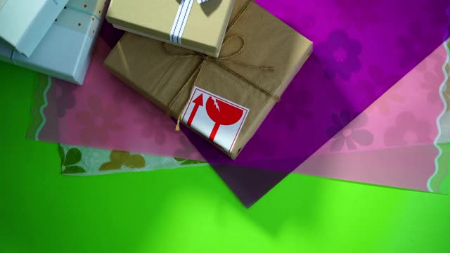 顶视图的礼盒与包装纸视频素材