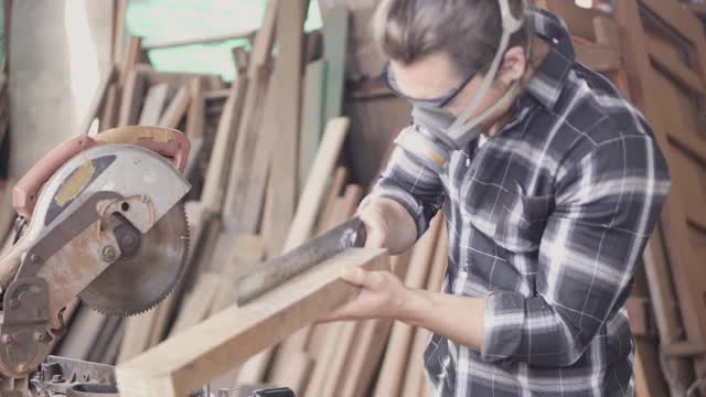木匠使用工具。视频素材