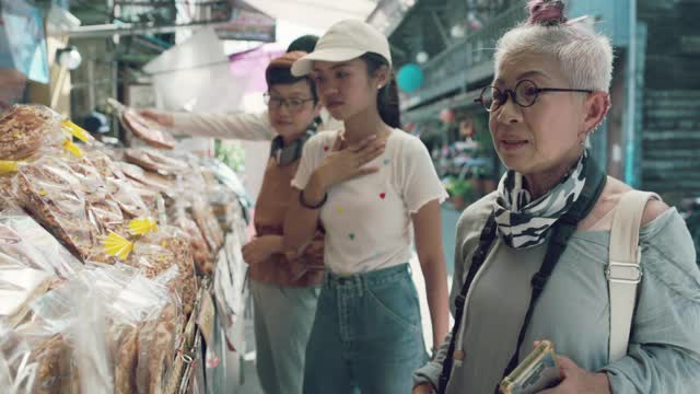 赶时髦的妈妈想要吃零食的小吃摊在当地市场，泰国视频下载