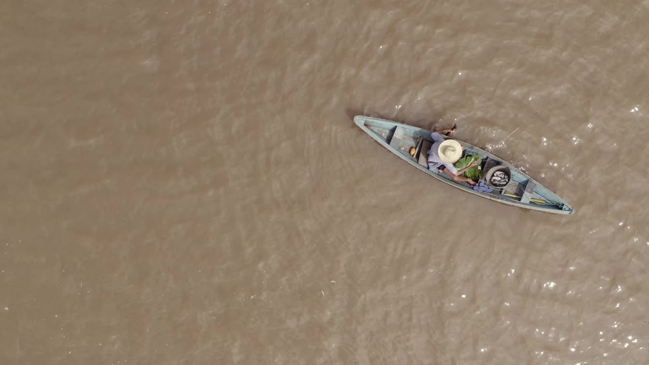亚马逊河的当地渔民视频下载