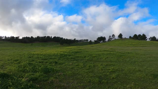 云在绿色的田野上奔跑。间隔拍摄视频素材
