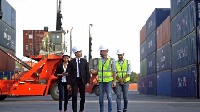 4K商人在航运港与码头工人握手视频素材
