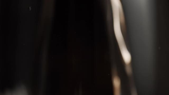 一个啤酒杯的特写与泡沫和小气泡视频下载